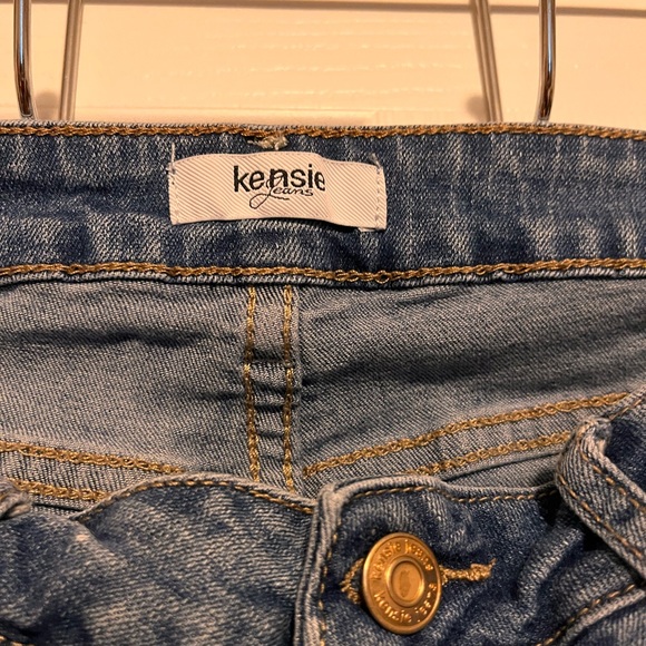 Kensie Jeans With Flowers - Picture 2 of 8